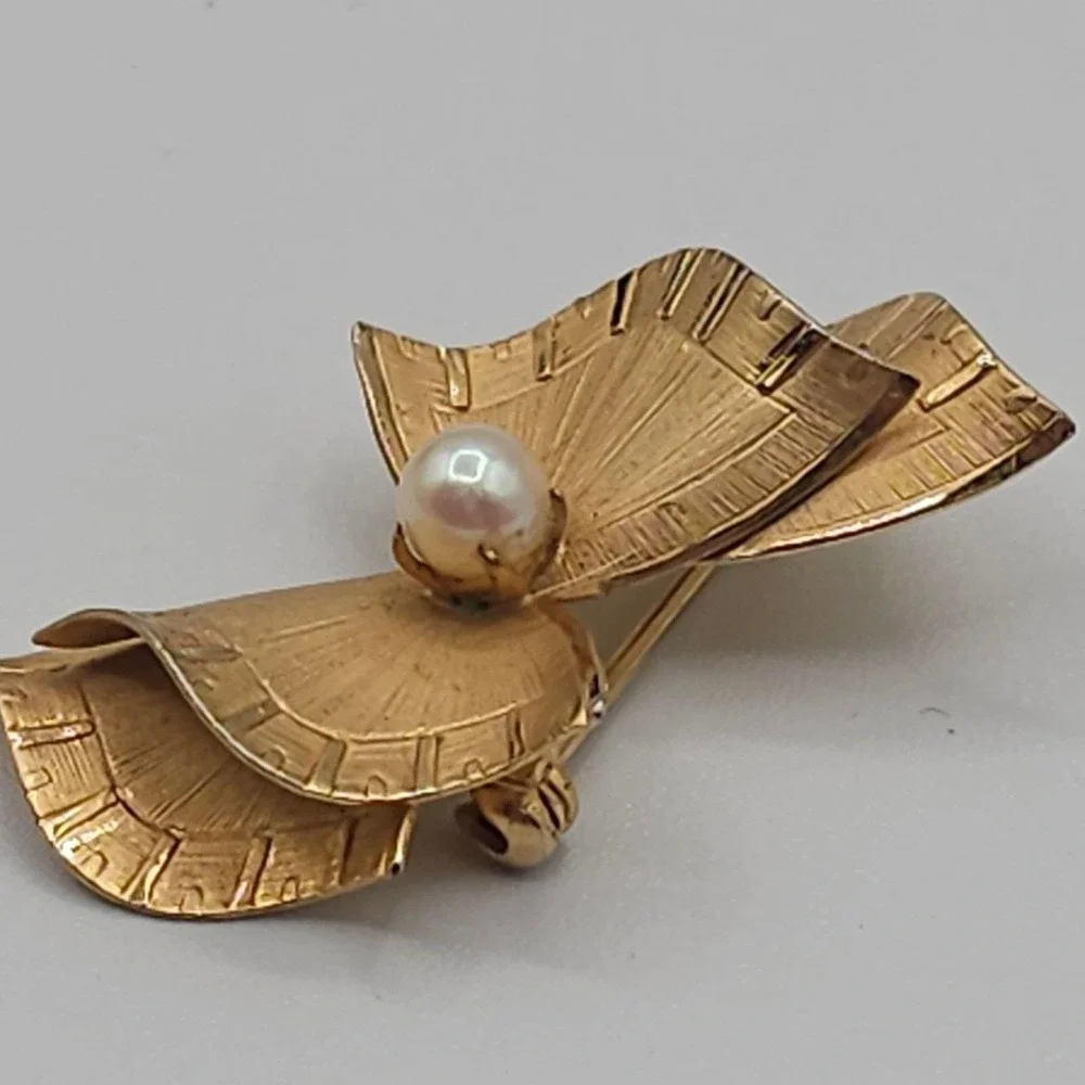 Vintage 12kt Gold Filled Bow Brooch Pearl‎ Textured IPS Pin Dimensional